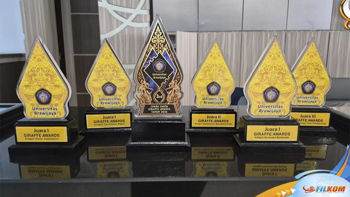 BORONG PENGHARGAAN: Deretan trofi Giraffe Award UB 2026 yang diraih FILKOM UB. (*dok. PSIK FILKOM UB)