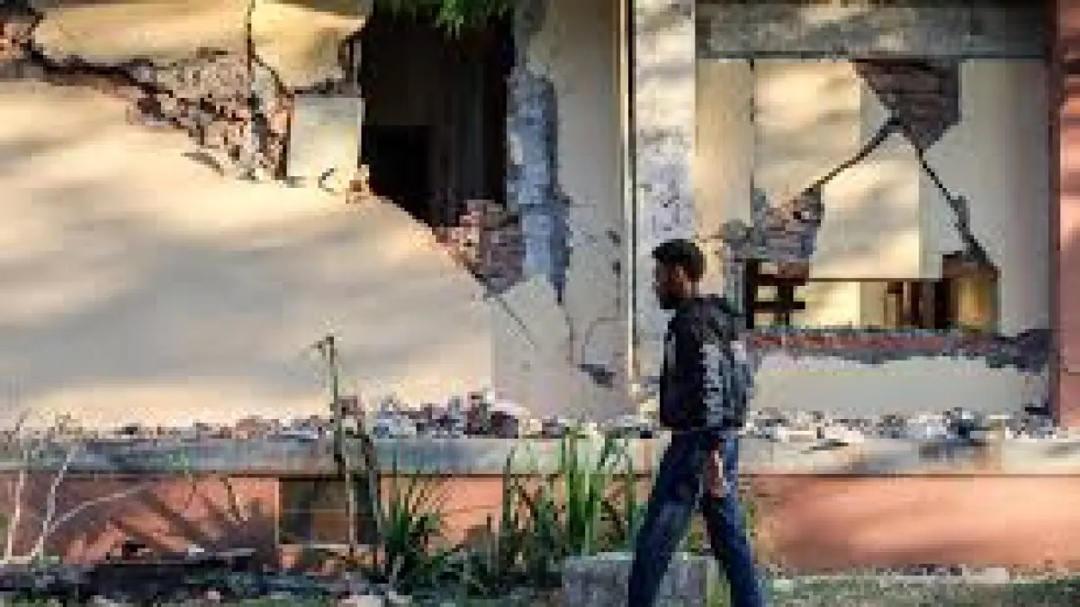Gedung yang runtuh pascaguncangan gempa bumi M 7,7 di wilayah Nusa Tenggara Timur. (Foto: Dok. EmitenNews.com)