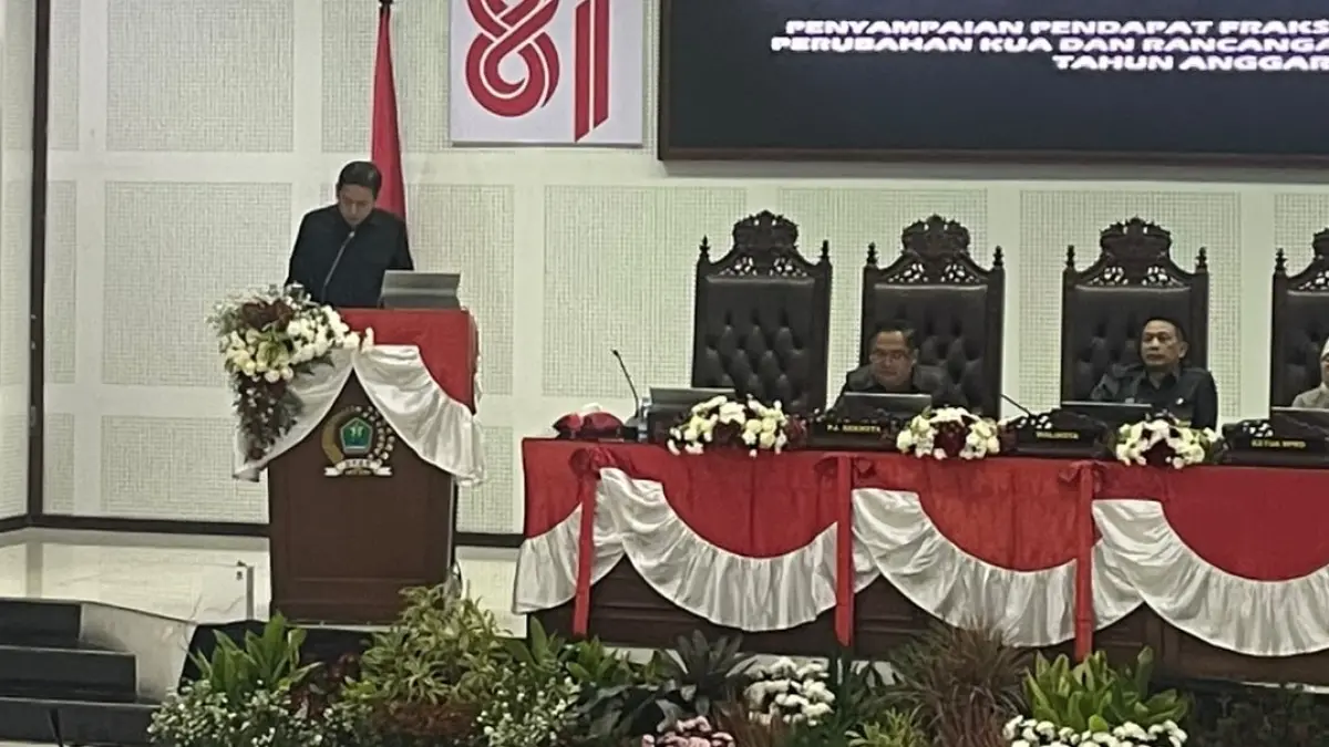 Jubir Fraksi PKB DPRD Kota Malang Anas Muttaqin menyampaikan pandangan pada rapat paripurna hari ini. (Andika Satria/Radar Malang)