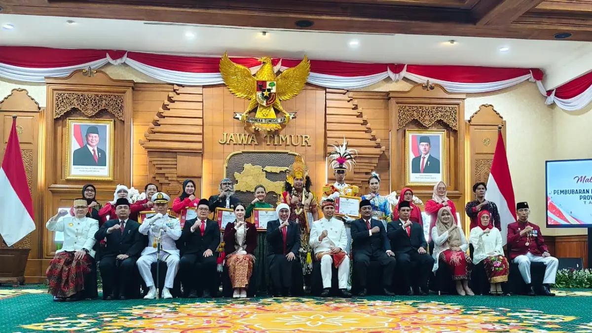 KOMPAK: Kebersamaan Gubernur Jatim Dra Hj &nbsp;Khofifah Indar Parawansa MSI bersama para tamu undangan dan penampil dalam upacara Hari Kemerdekaan RI ke-81 di Gedung Grahadi, Surabaya.