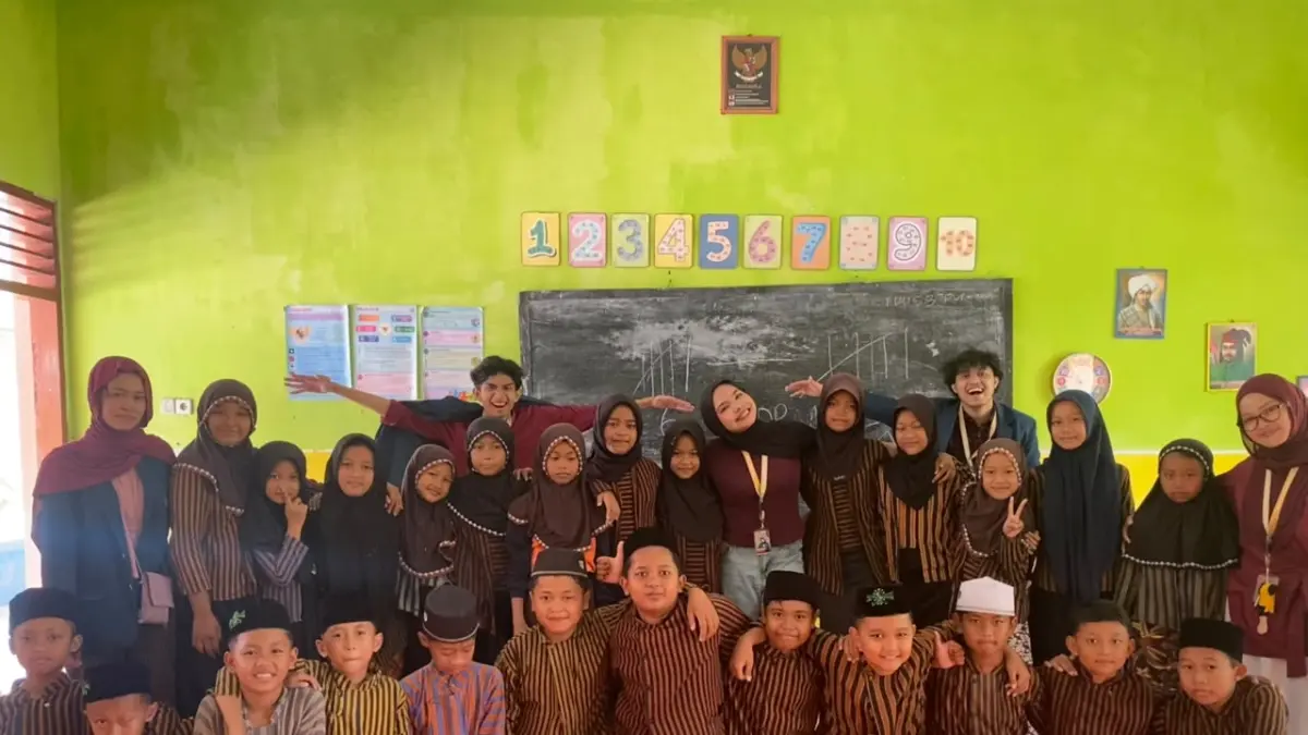 Mahasiswa Kuliah Kerja Nyata (KKN) FBD Kelompok 53 dari Fakultas Ilmu Sosial dan Ilmu Politik (FISIP) menginisiasi program inovatif bertajuk CERIA (Cerdas, Ekspresif, Riang, Inspiratif, dan Aktif). (Foto: Valda Yumna Novfitri/Radar Malang)