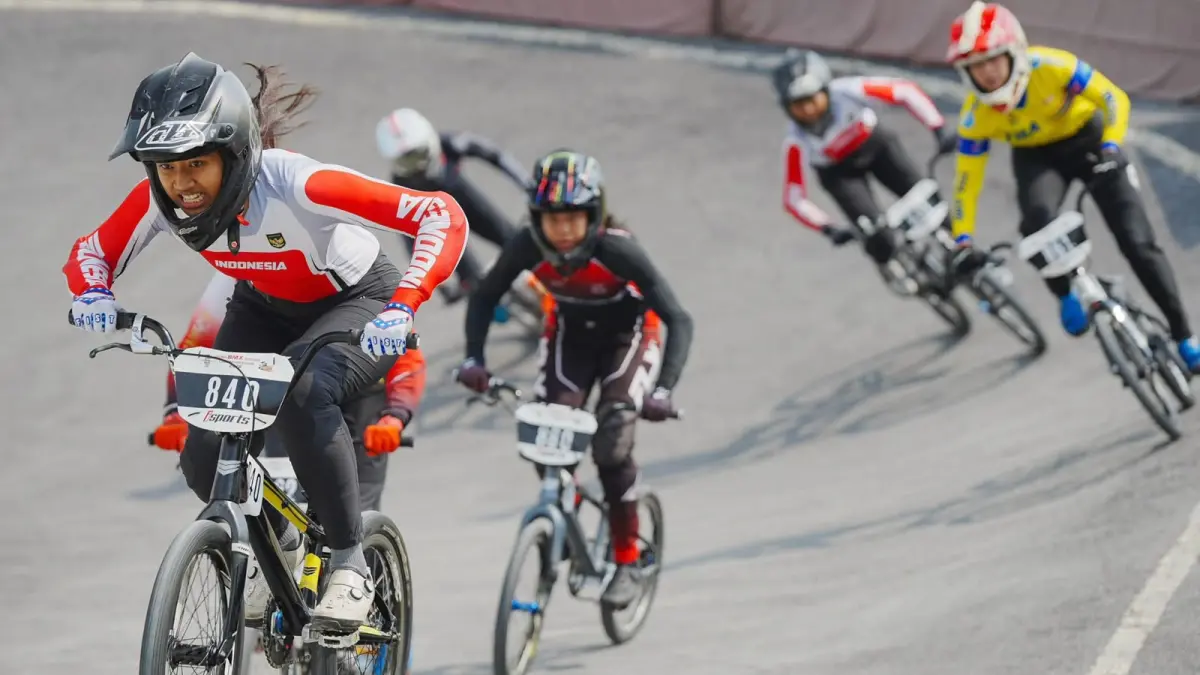 ON FIRE: Balqis Humairah berusaha menjadi yang terdepan dalam ajang Asian BMX Championships di National BMX Arena, Negeri Sembilan, Malaysia, pekan lalu. (BMX Kota Malang)