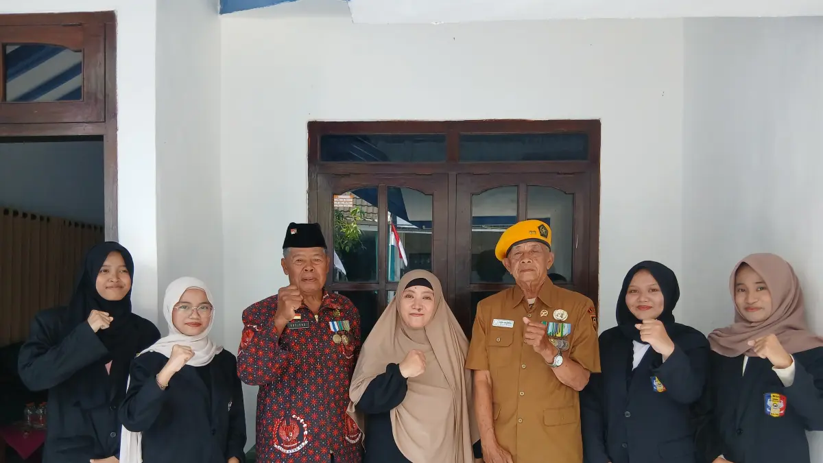 PANUTAN: Kunjungan SMKN 4 Malang ke Letkol (Purn) Soejono dan Letkol (Purn. Gito Sasmito) di Perum. SPI Blok Z Sukun.