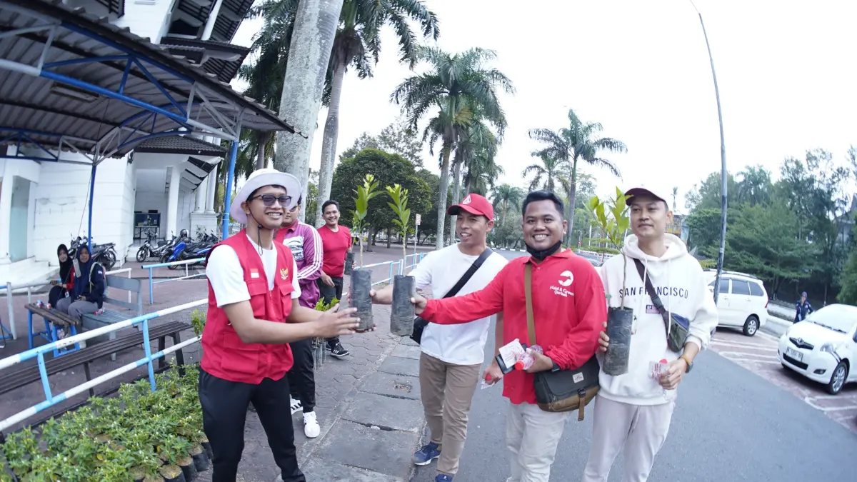 PEDULI: Jalan Sehat Kemerdekaan bertajuk Bundling Sebar Bibit yang digelar di Halipad UMM, Sabtu (15/8).