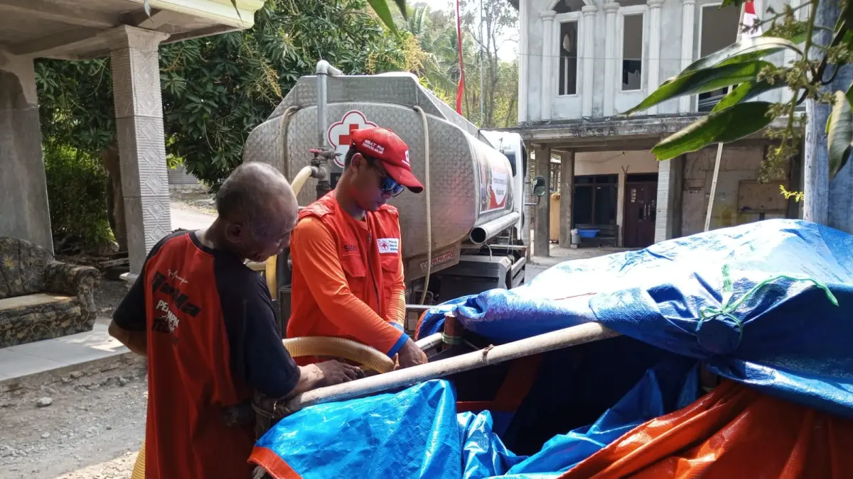 Personel BPBD Kabupaten Malang mendistribusikan air bersih. (BPBD Kabupaten Malang for Radar Malang)
