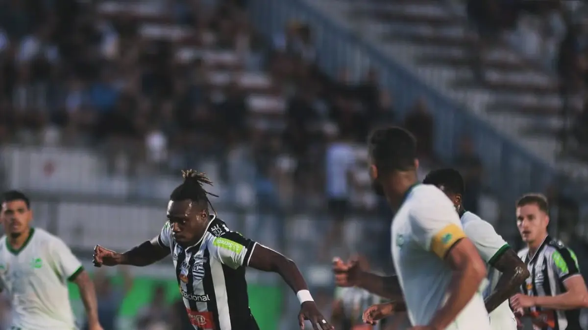 Samuel Otusanya (kiri) saat bermain untuk tim Serie B Brasil, Athletic Club pada Mei lalu. (Instagram Samuel Otusanya)