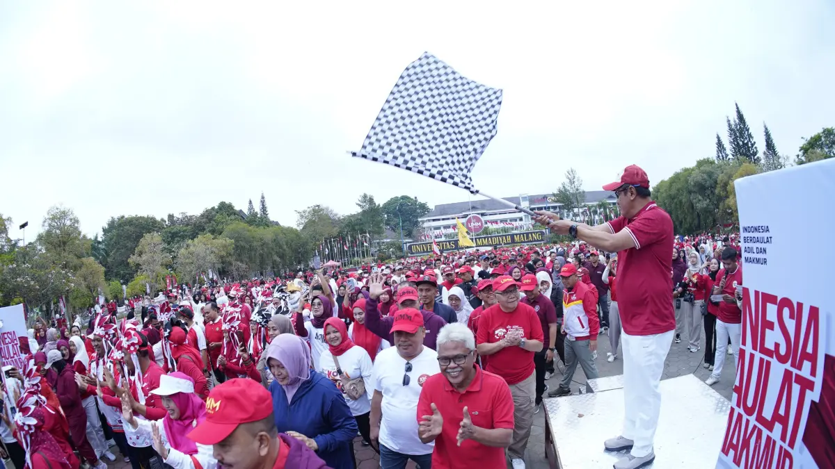 SEHAT: Jalan Sehat Kemerdekaan bertajuk Bundling Sebar Bibit yang digelar di Halipad UMM, Sabtu (15/8).