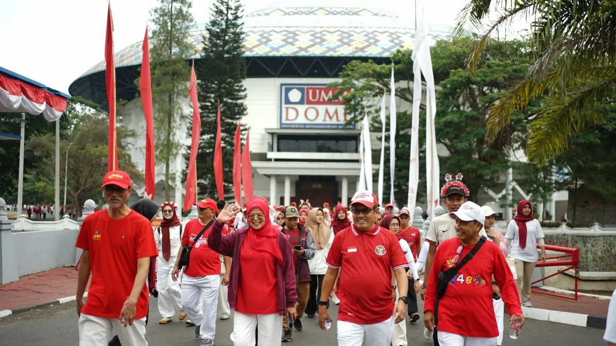 SEMANGAT: Jalan Sehat Kemerdekaan bertajuk Bundling Sebar Bibit yang digelar di Halipad UMM, Sabtu (15/8).