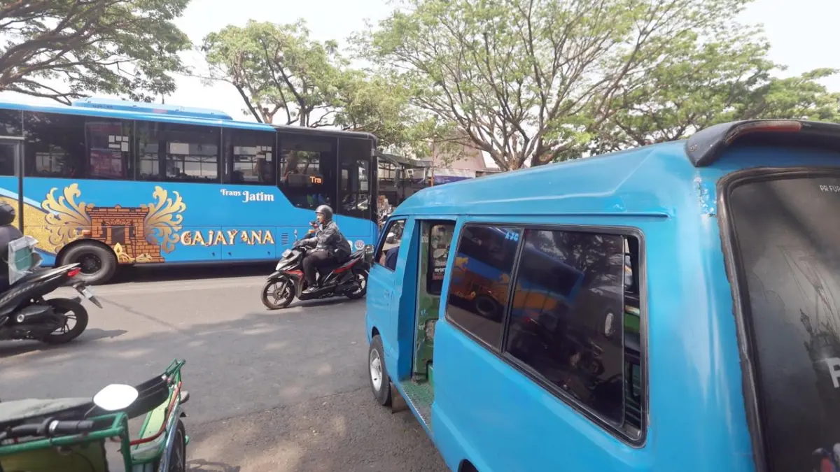SIAPKAN OPSI: Salah satu armada Bus Trans Jatim melintas di Jalan Trunojoyo, kemarin. Pembahasan rute feeder atau angkutan pengumpan mulai berjalan. (Darmono/Radar Malang)