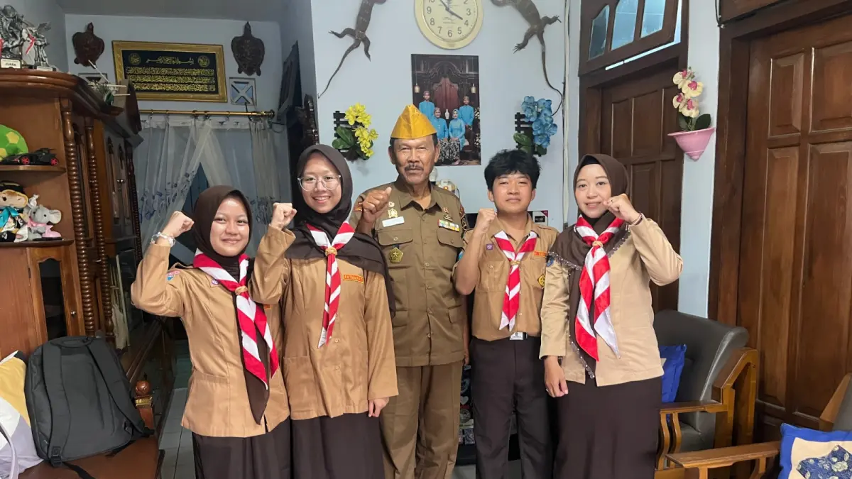 TELADAN: Gerakan Murid Menjemput Sejarah: 81 Tahun Indonesia Merdeka yang dilakukan SMAN 2 Malang.