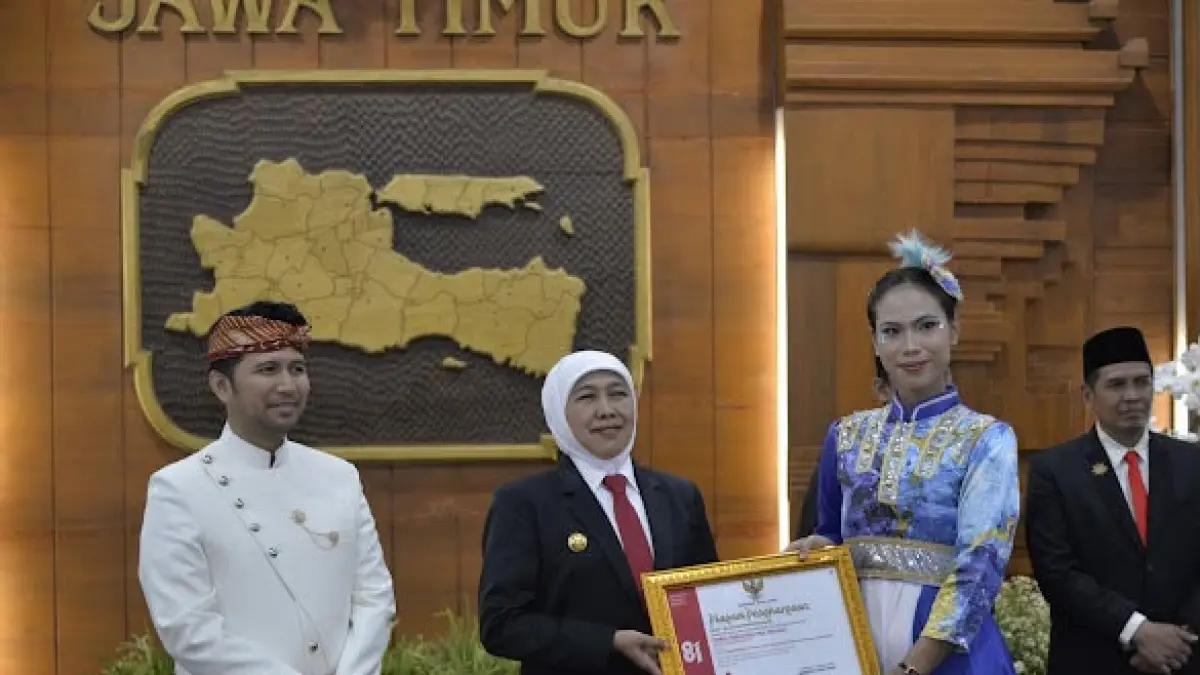 TERBAIK: Apresiasi dari Gubernur Jatim Dra Hj. Khofifah Indar Parawansa MSI (tengah) dan Wagub Dr H. Emil Elestianto Dardak BBus MSc (kiri) kepada Marching Band Bhahana Swara Sangkakala Bhawana dari SMAN 1 Kepanjen.