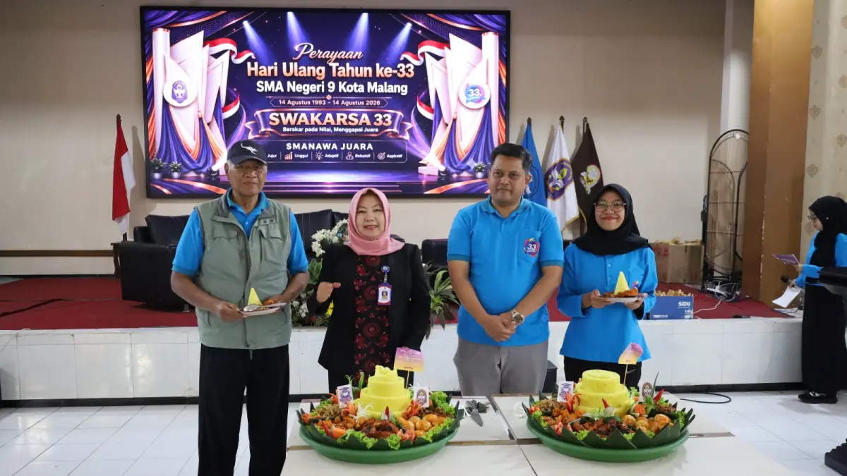 TERBAIK: Kepala Cabdindik Wilayah Kota Malang - Kota Batu Dr Hj Hastini Ratna Dewi MPd (dua dari kiri) memberikan potongan tumpeng kepada keluarga besar SMAN 9 Kota Malang, Jumat (14/8).