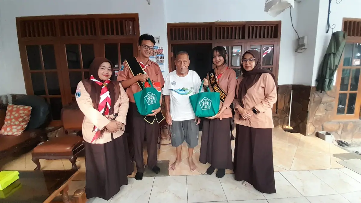 TERBAIK: Kunjungan SMAN 6 Malang ke Mayor (purn) Bero Ramli salah satu veteran yang berusia 101 tahun.