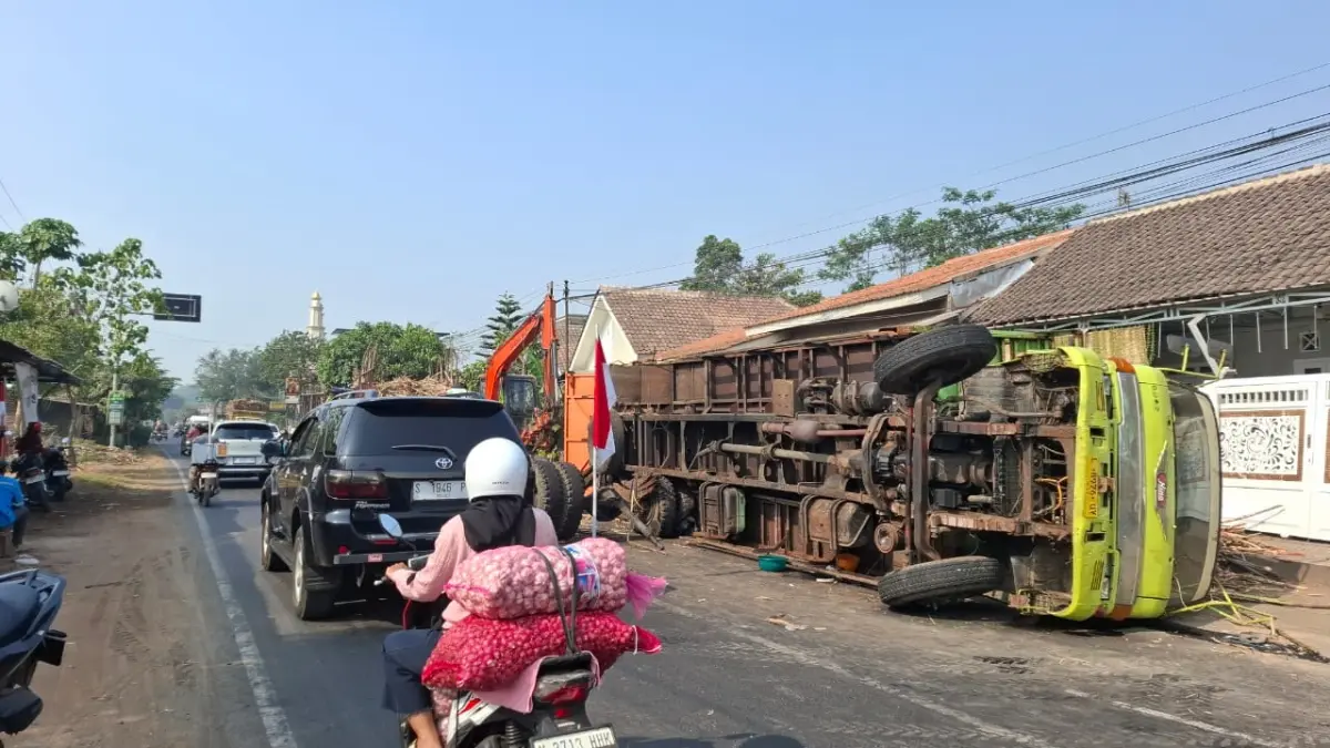 : Truk bermuatan tebu terguling di Jalan Raya Krebet Putukrejo, Kecamatan Gondanglegi