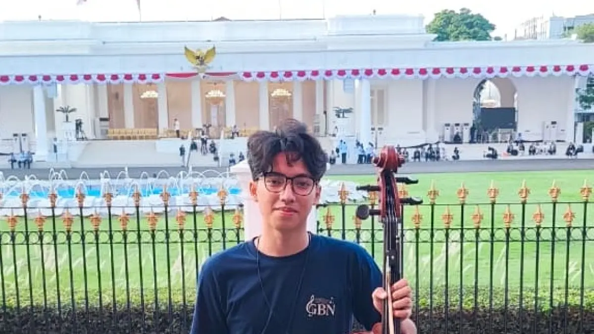 WUJUDKAN MIMPI: Gilang Larrivo Prayoga membawa cello foto di depan Istana Negara sebelum menjalani latihan untuk HUT Ke-81 RI beberapa waktu lalu. (Dokumen Gilang Larrivo Prayoga)