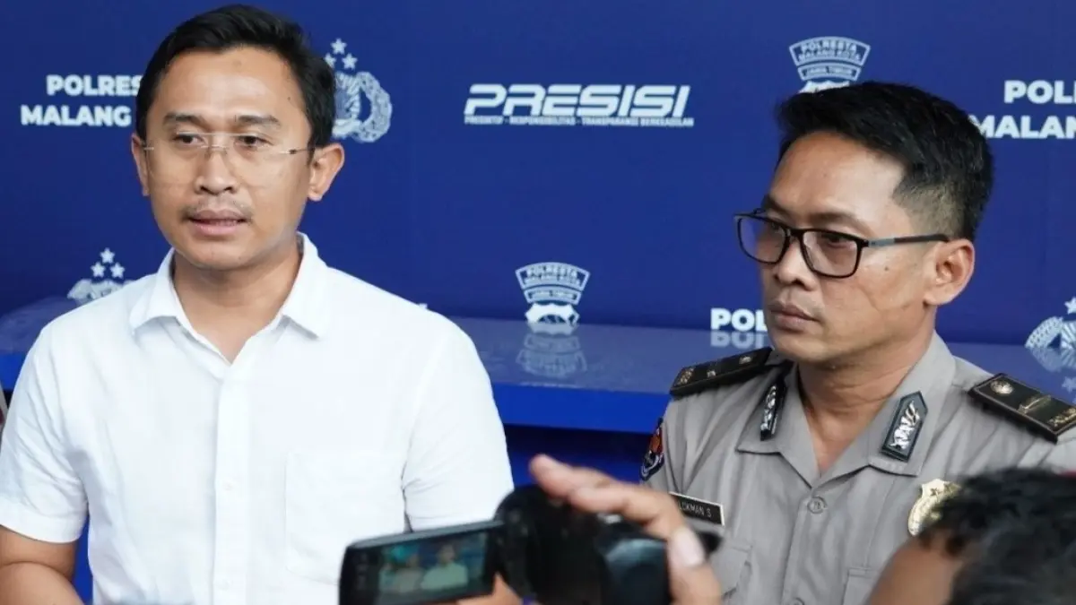 BERI PENJELASAN: Kasat Reskrim Polresta Malang Kota Kompol Rahmad Aji Prabowo (kiri) didampingi Kasi Humas Polresta Malang Kota Ipda Lukman Sobikhin menyampaikan progres kasus yang mencatut oknum ponpes berinisial MMS, kemarin (19/8). (Polresta Malang Kota For Radar Malang)