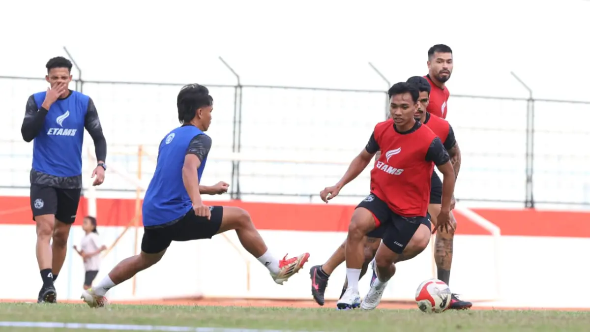 COBA SEMUA PEMAIN: Arkhan Fikri (kanan) berusaha lepas dari penjagaan Hamzah Titofani dalam sesi latihan di Stadion Gajayana, pekan lalu. (Darmono)