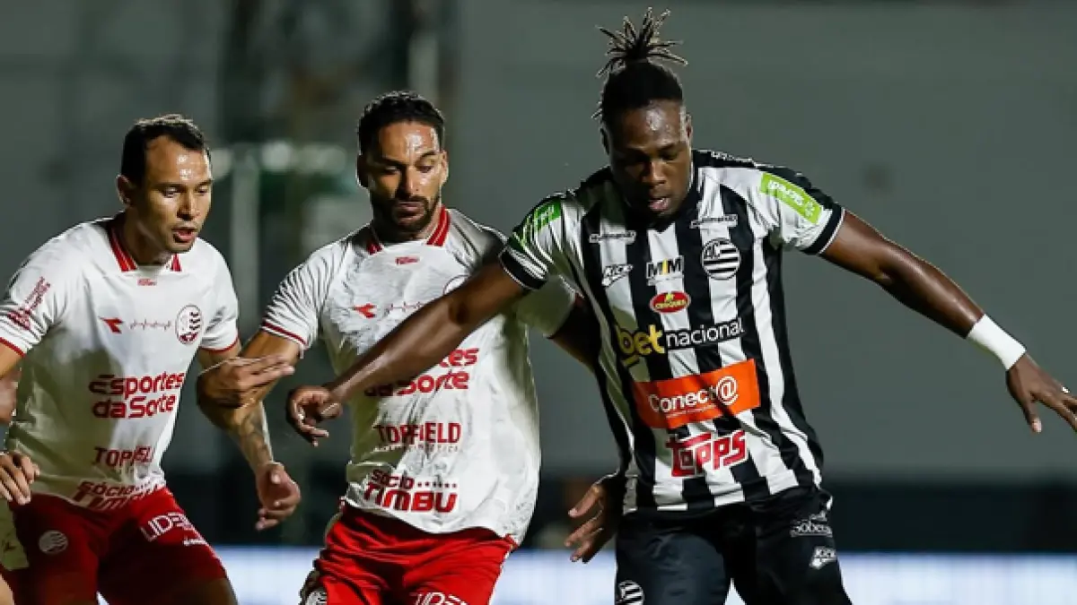 DIKAITKAN DENGAN AREMA FC: Samuel Otusanya (kanan) berusaha lepas dari penjagaan pemain Nautico dalam laga Serie B Brasil, beberapa waktu lalu. (Instagram Samuel Otusanya)