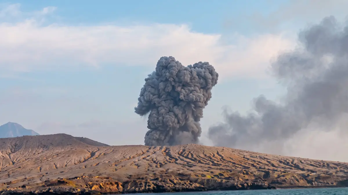 Erupsi Gunung Anak Krakatau pada 17 Agustus 2026. Sumber: Instagram/@IDN Times.