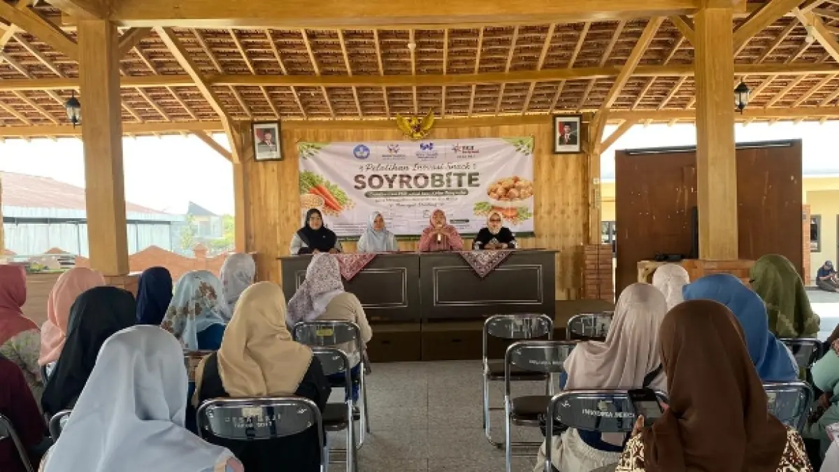 INTERAKTIF: Pemberdayaan kader Posyandu di Desa Beji, Kota Batu, melalui inovasi pangan tambahan SOYROBITE (Soya Carrot Bite).