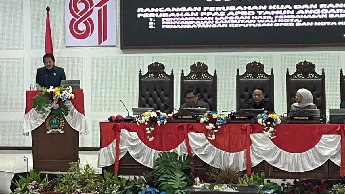 Jubir Bangagr DPRD Kota Malang Ginanjar Yoni Wardoyo menyampaikan catatan banggar pada rapat paripurna hari ini. (Andika Satria Perdana/Radar Malang)