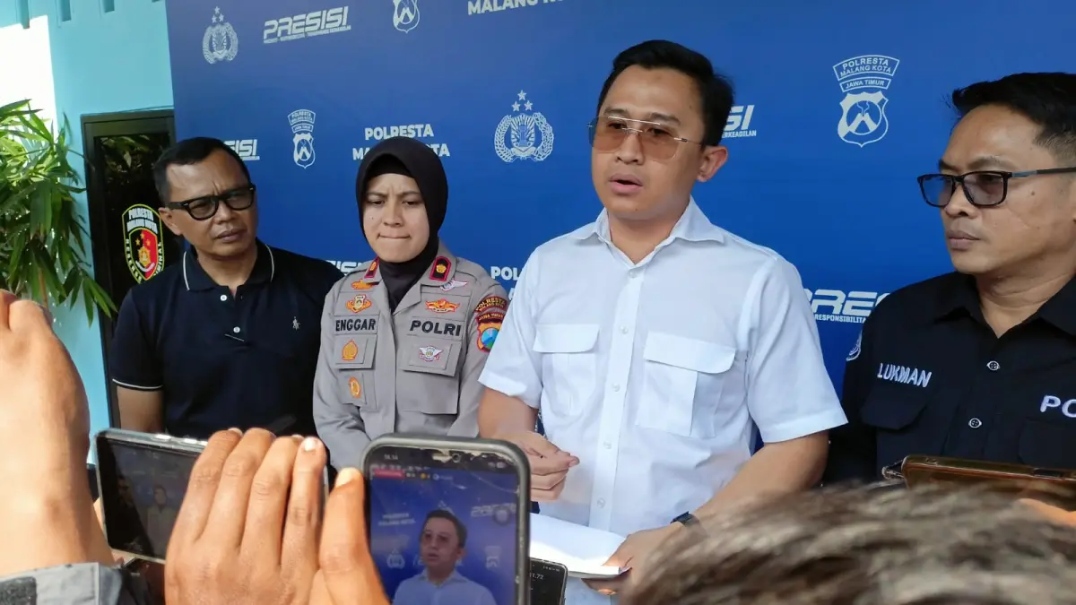 Kasat Reskrim Polresta Malang Kota Kompol Rahmad Aji Prabowo (baju putih) menjawab petanyaan awak media soal penusukan mahasiswa STIKes Kendedes. (Nabila Amelia/Radar Malang)