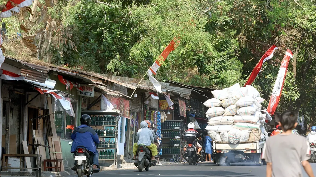 MARAK PKL: Akses di Jalan Muharto yang sering macet bakal mendapat perhatian dari Pemkot Malang. (Darmono/Radar Malang)
