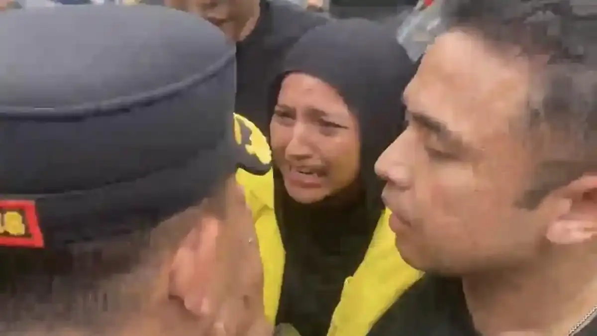 Massa aksi BEM UI, Fatimah Azzahra, tampak emosional dan menangis saat terlibat adu argumen dengan aparat kepolisian dalam unjuk rasa di kawasan Bundaran HI, Jakarta. (Foto: Tangkapan Layar via Tribunnews.com)