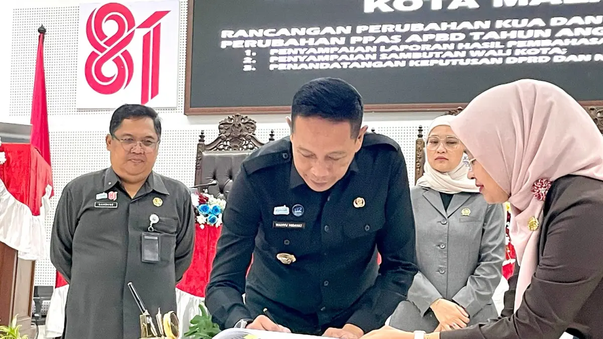 SEPAKAT: Wali Kota Malang Wahyu Hidayat meneken pengesahan dokumen Perubahan KUA-PPAS APBD 2026, kemarin. (Andika Satria Perdana/Radar Malang)