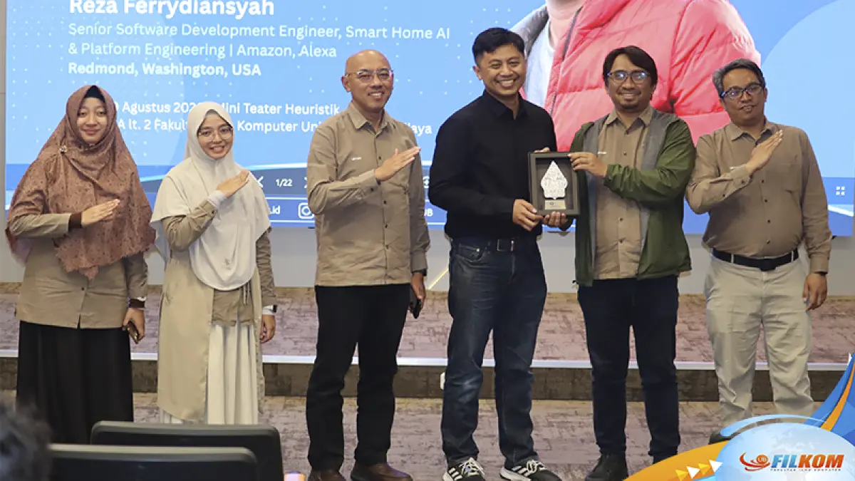 dok. PSIK FILKOM UB
Ketua Panitia Kuliah Tamu, Yuita Arum Sari, S.Kom., M.Kom., Ph.D., Tirana Noor Fatyanosa, S.Kom., M.Kom., Ph.D., Ir. Agus Wahyu Widodo, S.T., M.Cs., narasumber Reza Ferrydiansyah, dan Dr.Eng. Novanto Yudistira, S.Kom., M.Sc. (kiri ke kanan) berfoto bersama pada kegiatan Kuliah Tamu FILKOM UB bertajuk “Building Real-World AI Systems: Implementasi Large Language Models di Industri Teknologi”, Rabu (19/8/2026).