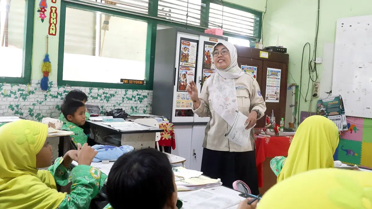ADA KABAR BAIK: Dwi Setyo Rini, salah satu guru PPPK menyampaikan materi kepada siswa-siswi SDN Tunjungsekar 1, kemarin. (Darmono/Radar Malang)