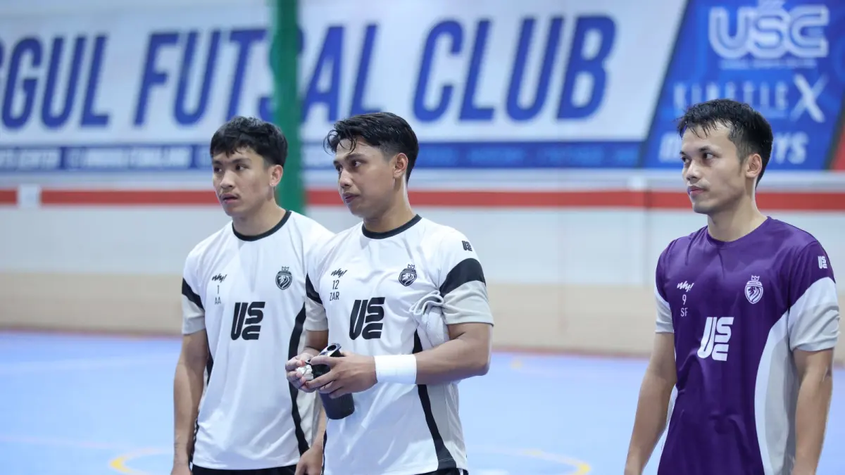 AMUNISI ANYAR: Rekrutan anyar Unggul FC Subhan Faidasa (kanan) dan Muhammad Nizar (tengah) mengikuti sesi latihan di Unggul Sports Center, kemarin.