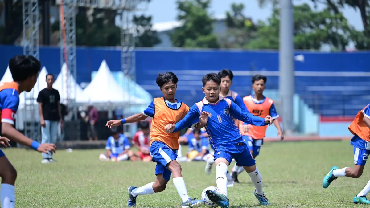 BERTANDING: Para siswa berlaga dalam ajang Mini Soccer Competition Piala Wali Kota Malang 2026 di Stadion Gajayana.