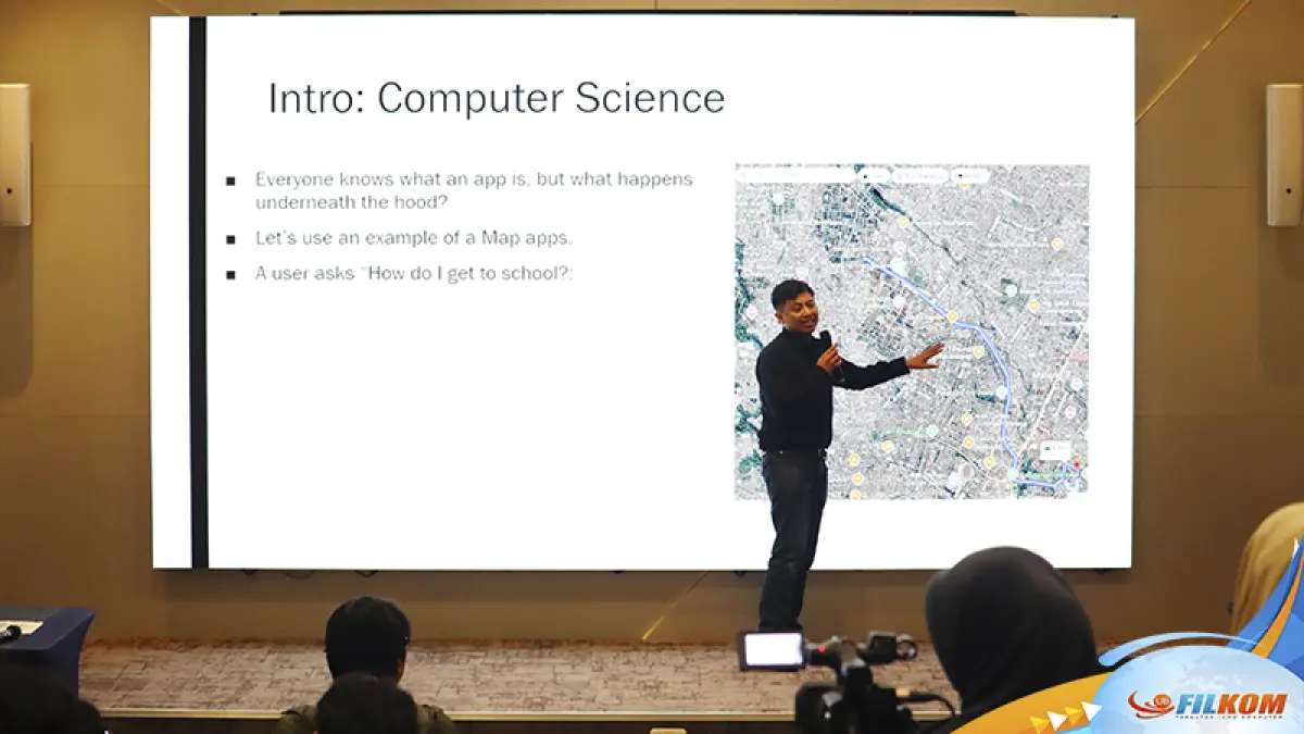 dok. PSIK FILKOM UB
Reza Ferrydiansyah menyampaikan materi dalam Kuliah Tamu FILKOM UB “Building Real-World AI Systems: Implementasi Large Language Models di Industri Teknologi”, Rabu (19/8/2026).
