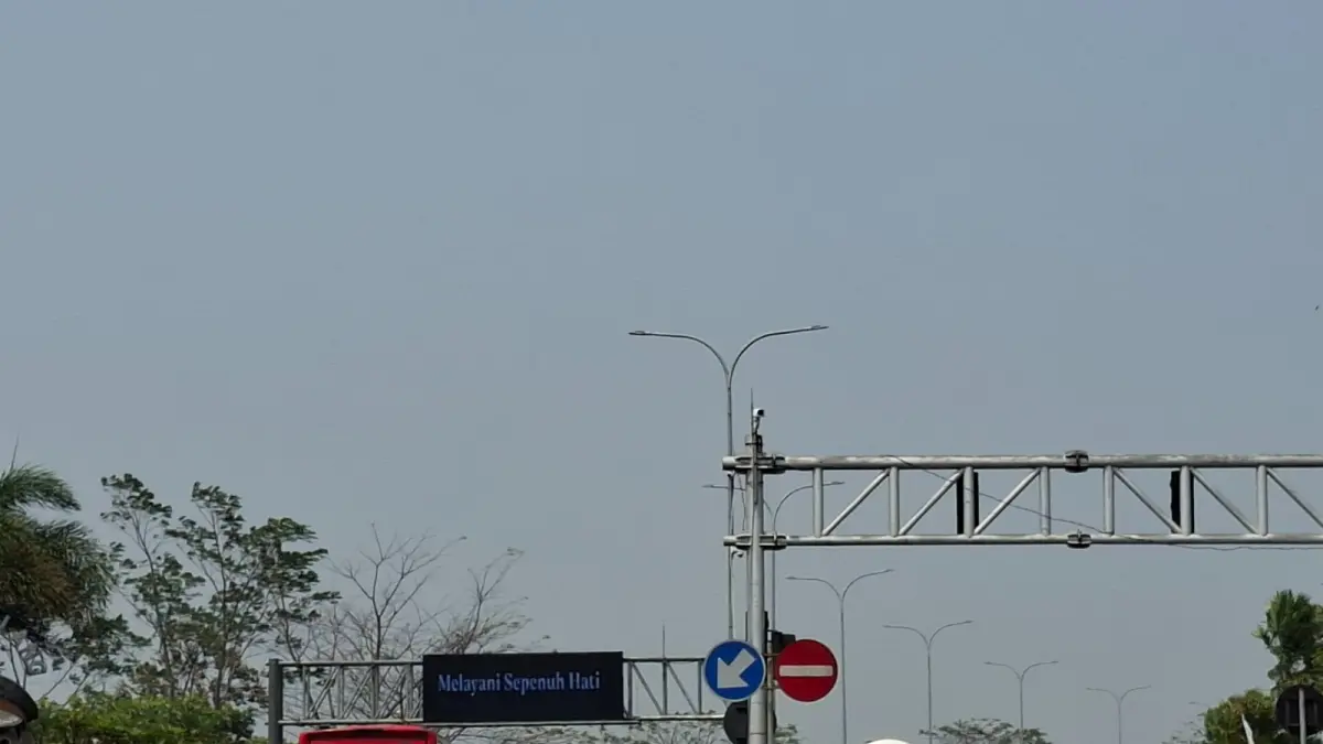 Kendaraan masuk tol Singosari Malang
