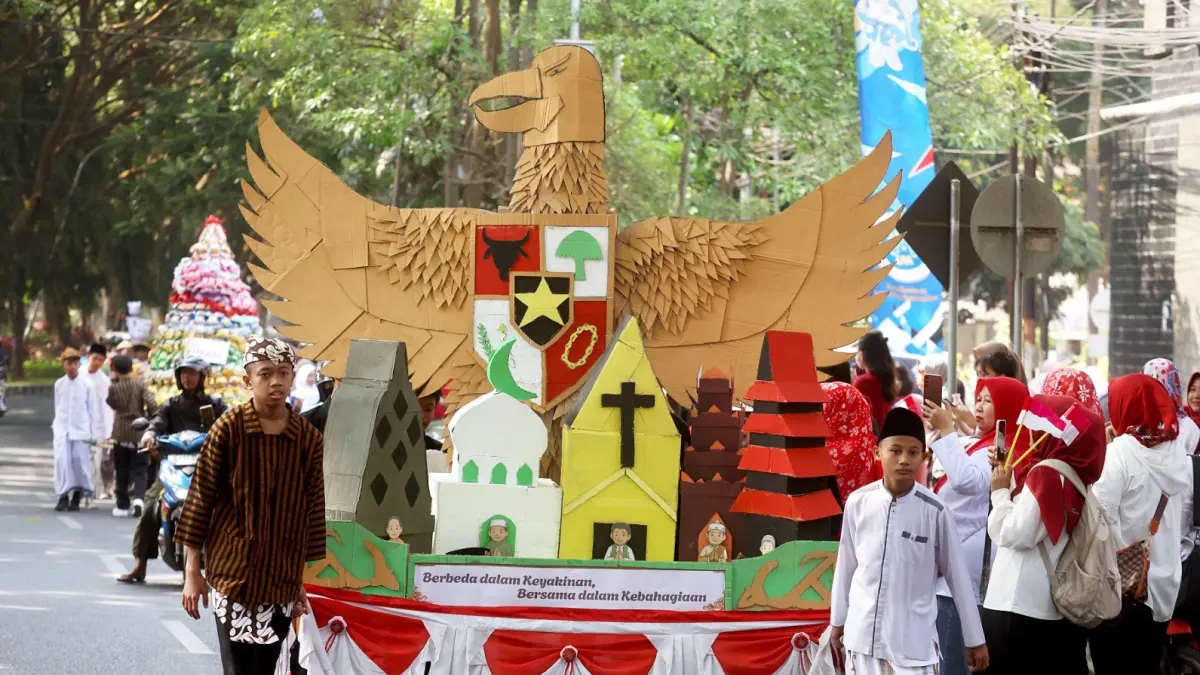 KOKURIKULER: Pelajar SMPN 4 Kota Malang membawa replika burung garuda dalam karnaval kemarin. (Darmono/Radar Malang)