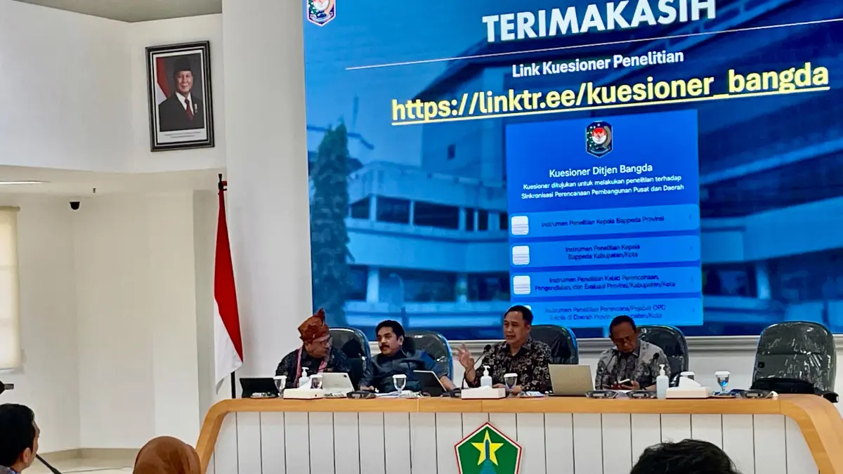 LAKUKAN KOORDINASI: Direktur PEIPD Iwan Kurniawan (tengah) memimpin rapat sinkronisasi perencanaan pembangunan pusat dan daerah di MBO Balai Kota Malang kemarin. (Foto: Andika Satria)