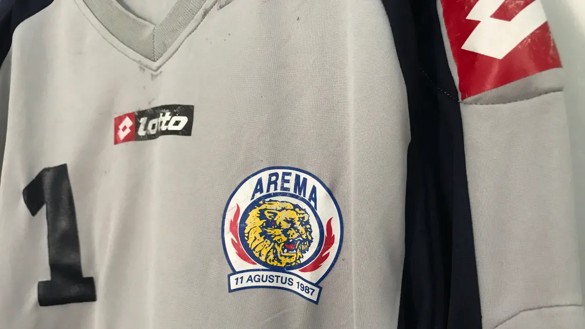 Logo singa bertindik terpampang di jersey kiper Arema yang dipakai Kurnia Meiga pada musim 2010/2011. (Aditya Novrian/Radar Malang)