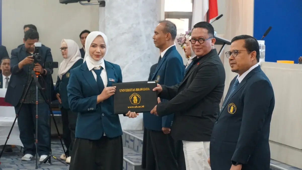 SAH: Fakultas Teknik Universitas Brawijaya (FTUB) mengukuhkan 28 lulusan Program Pendidikan Profesi Arsitek (PPAr) Angkatan ke-3 Departemen Arsitektur, Rabu (19/8). 