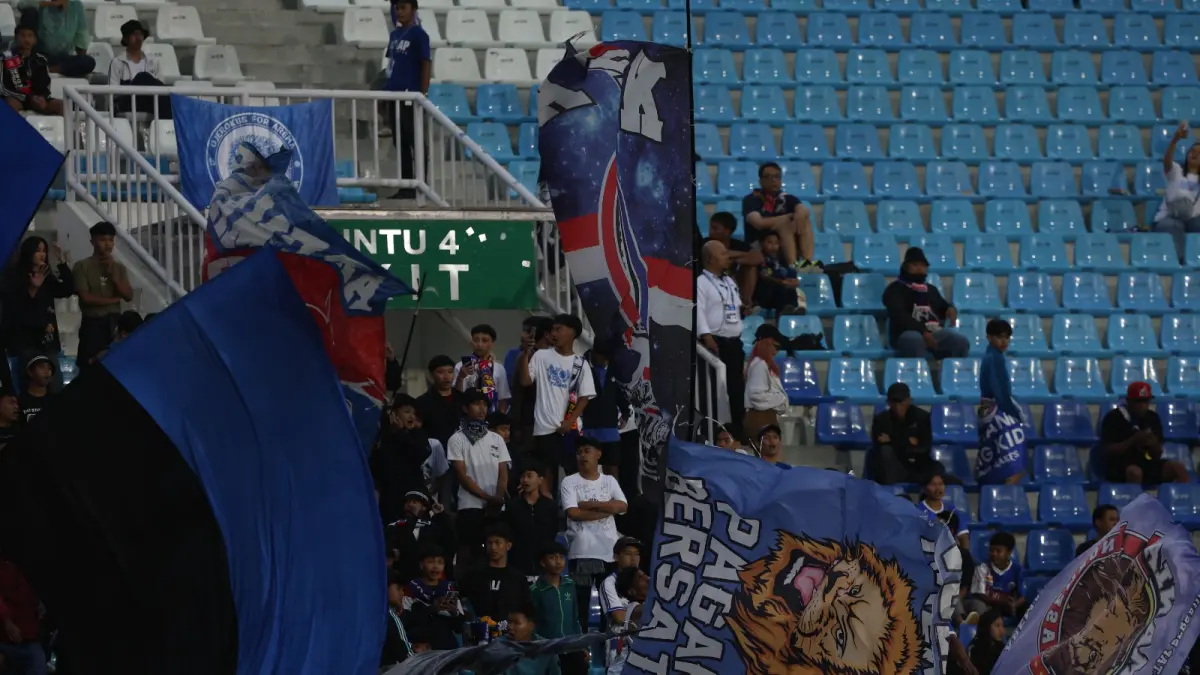 SIAP BERLAGA: Aremania memberikan dukungan kepada Arema FC dalam laga BRI Super League musim 2025/2026. (Darmono)