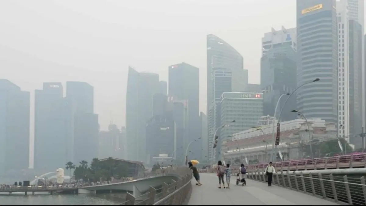 Singapura diselimuti kabut asap dampak kebakaran Karhutla. Sumber: Instagram/@narasinewsroom.