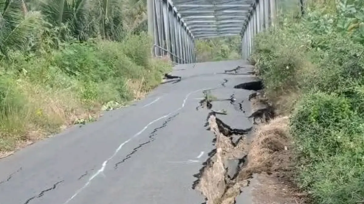 Tanah jalan aspal di NTT mengalami kerusakan usai gempa susulan pada pagi hari ini. / Sumber: x.com/NaraSenyap