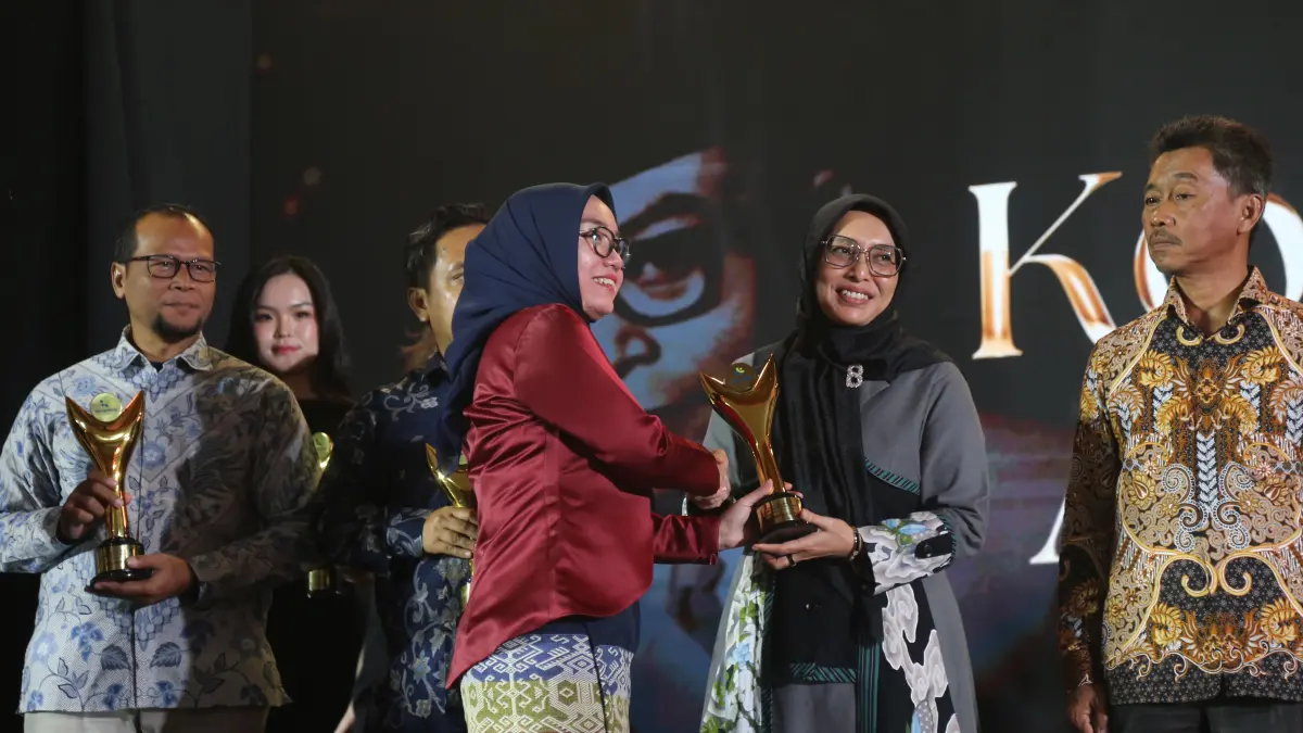 DEDIKASI: Eva Marliyanti, S.P., M.M., selaku Presiden Direktur KAN Jabung Syariah Jawa Timur, meraih penghargaan Bakti Koperasi Makarti Guna Swasembada dalam ajang Koperasi Award 2026.