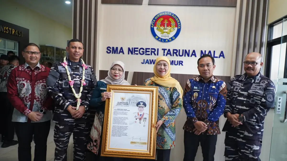 FULL SUPPORT: Pemberian cendera mata dari Gubernur Jatim Dr (HC) Dra Hj Khofifah Indar Parawansa MSi kepada Kepala SMAN Taruna Nala Jawa Timur Dr Dra Husnul Chotimah MPd.