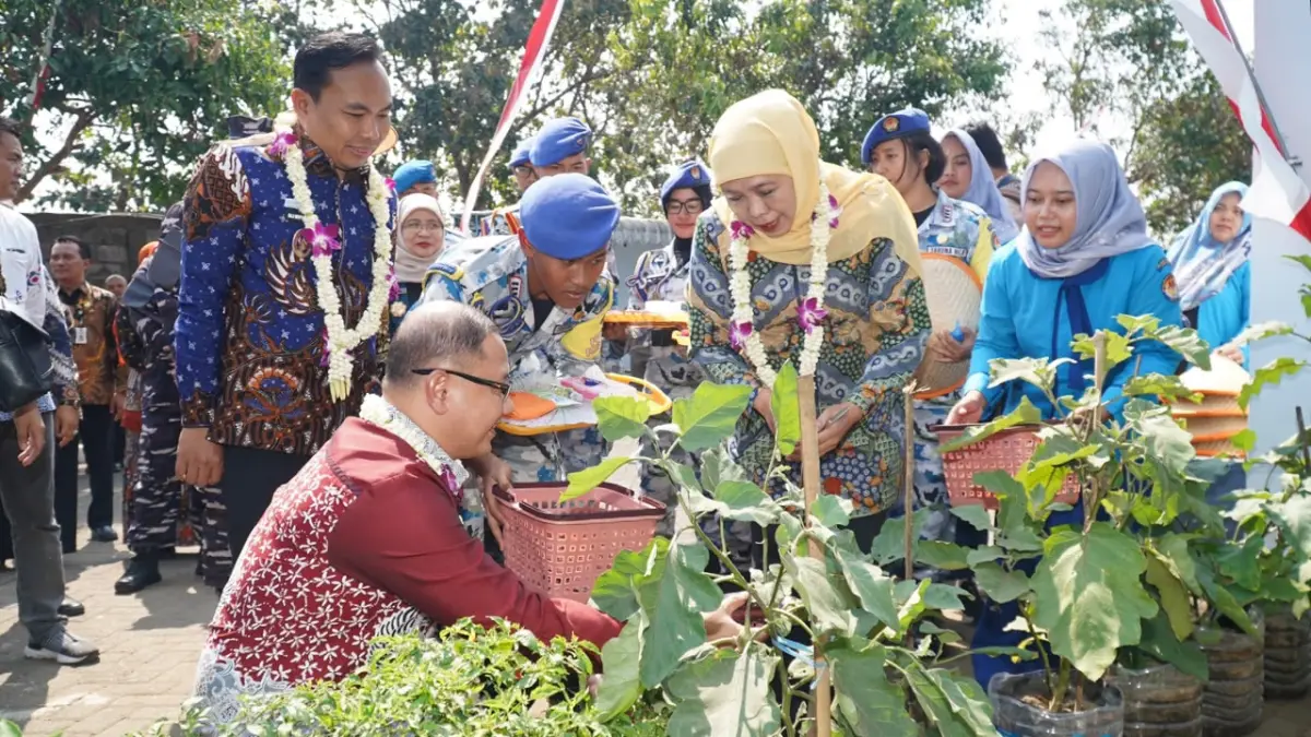 INOVATIF: Panen sayur oleh Gubernur Jatim Dr (HC) Dra Hj. Khofifah Indar Parawansa MSi didampingi Kadispenprov Jatim Dr Aries Agung Paewai SSTP MM dalam program Sekolah Inovatif Ketahanan Pangan (SIKAP), Kamis (20/8).