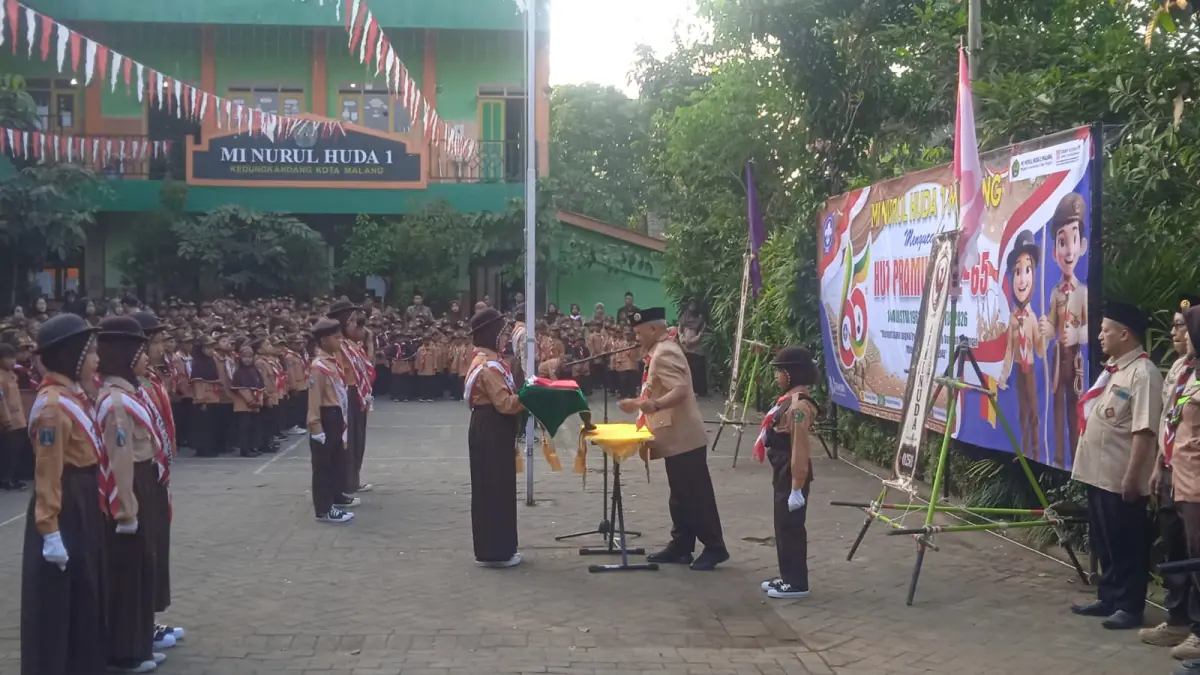 KHIDMAT: Suasana upacara peringatan Hari Pramuka di MI Nurul Huda 1.