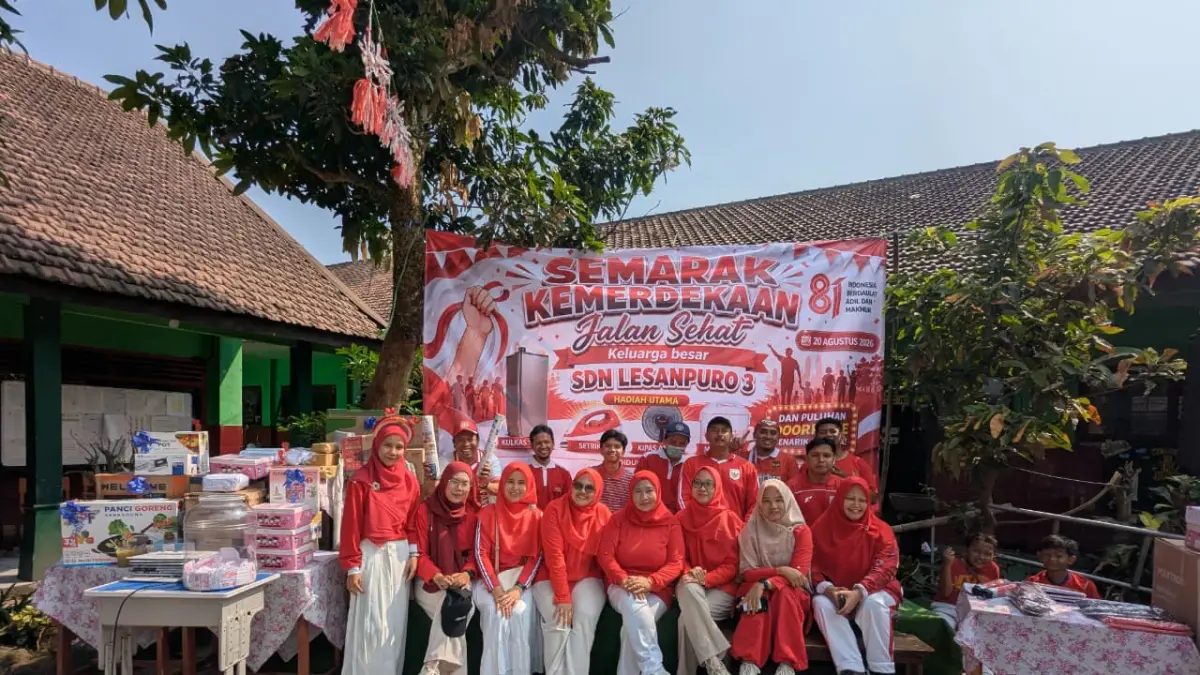 KOMPAK: Kebersamaan Kepala SDN Lesanpuro 3 Supriyatin SPd MPd (tengah) bersama seluruh guru dan staf SDN Lesanpuro 3 Kota Malang.