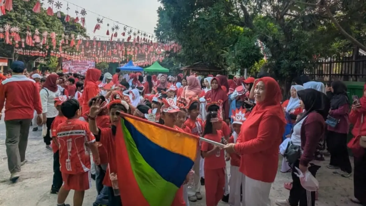 MERIAH: Antusiasme seluruh siswa SDN Lesanpuro 3 Kota Malang mengikuti jalan sehat, pada Kamis (20/8)