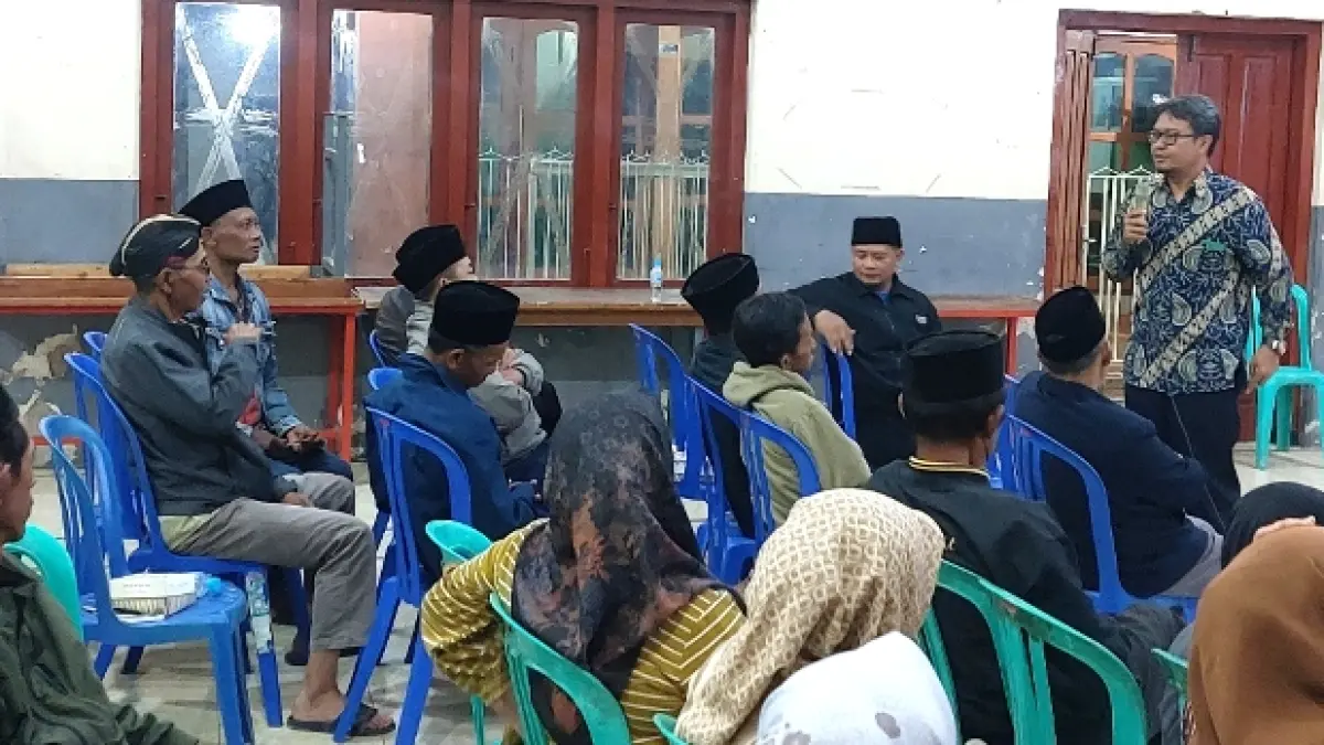 PERAN NYATA: Pelatihan pembuatan pupuk organik berbahan limbah sayuran dan kotoran kambing yang ditujukan untuk mendukung praktik pertanian berkelanjutan di Desa Ngroto.
