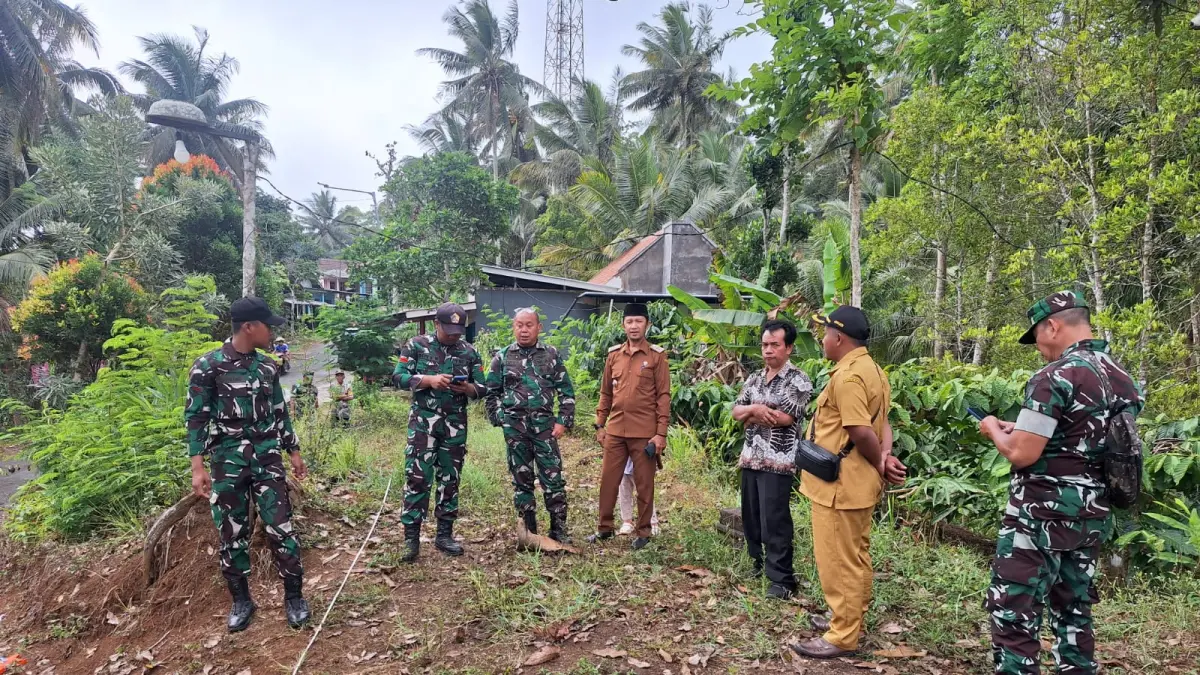Personel TNI melakukan survei untuk lokasi pembangunan sumur bor
